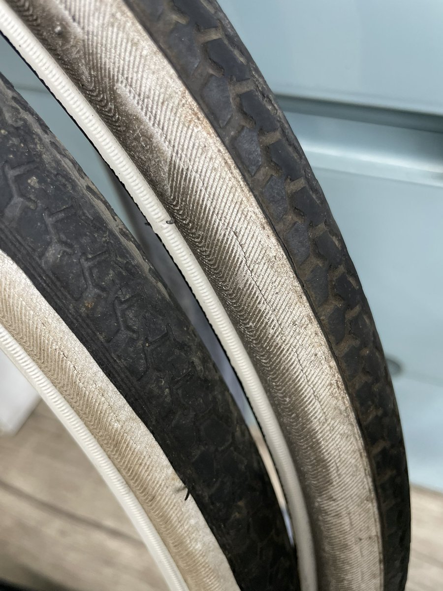kenchan_cycle's tweet photo. ヒビが一直線に入ってます☝️見た目としては大したことないじゃんと思われた方がいると思います😌
しかしいざ怪我をしたり事故が起きた時にこれらが原因だと指摘された時に大したことではないと言い切れるでしょうか🤔

皆さんが行かれる自転車屋さんのメカニックの方々はプロの方々です🧑‍🔧
お客様からの御依頼に応えることで沢山の経験を積み重ねております
皆様へのご提案は安心と安全のために⭐️
#じてんしゃ屋KENchan
#安心安全
#出張修理
#洗車