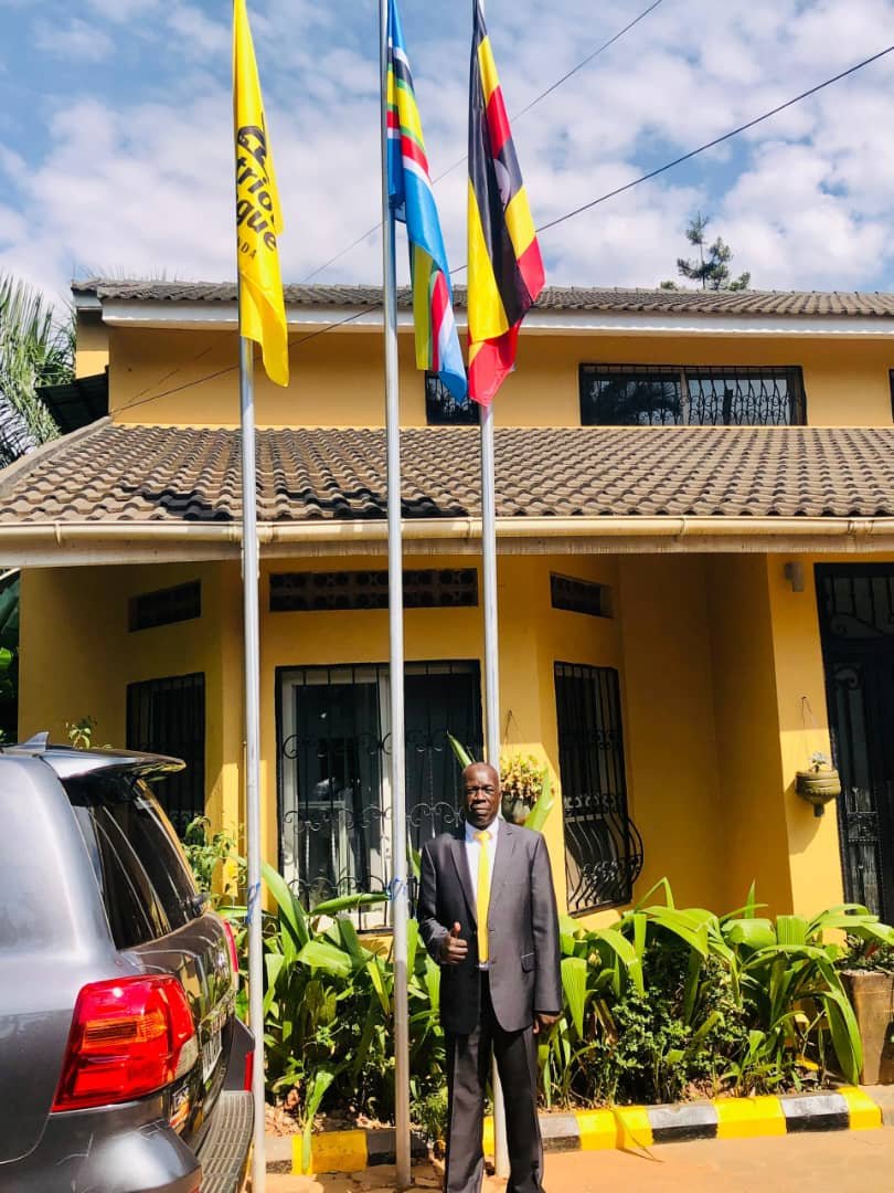 ApolloKafoogic's tweet photo. Kafooko igga Apollo PO 171. 
At plu office Naguru Kampala Uganda https://t.co/Xz7r5c3IJh
