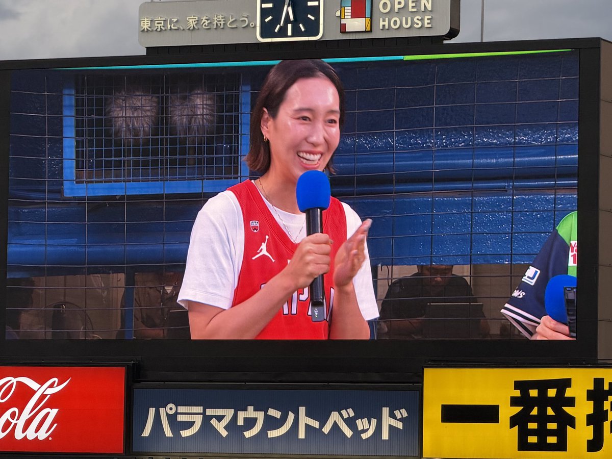 9214_kuni's tweet photo. プロ野球ヤクルトスワローズvs阪神タイガース
ゲスト始球式に、なっ、なんと女子バスケット宮崎早織、ユラが出て来てびっくり🤣

#ヤクルトスワローズ
#神宮球場
#女子バスケット
#宮崎早織 https://t.co/s9NfIeFvnn
