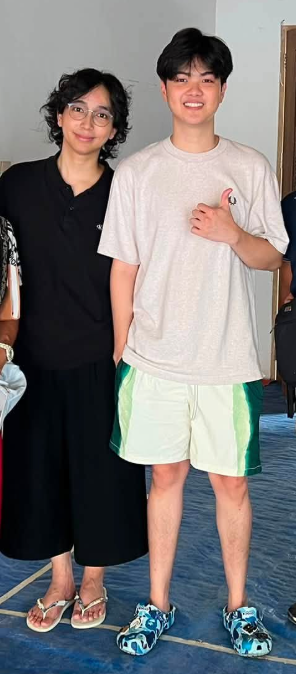 veewisevd's tweet photo. always love seeing whole body pics of the parentals. 
their height diff😍 https://t.co/khJUbDxcis