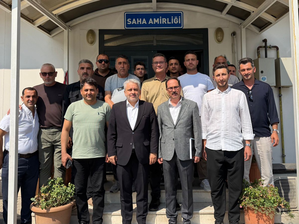 ayhan_salman's tweet photo. Bursa Büyükşehir Belediyesi Saha Amirliğinde görev yapan kıymetli şoförlerimizi ziyaret ederek bir araya geldik, çaylarını içip sohbet ettik.

Şehrimiz için gece gündüz demeden emek veren kardeşlerimize misafirperverlikleri için teşekkür ediyor, çalışmalarında kolaylıklar ve başarılar diliyorum.