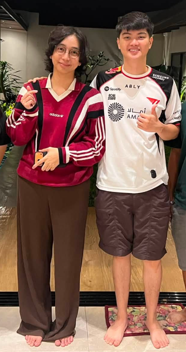 veewisevd's tweet photo. always love seeing whole body pics of the parentals. 
their height diff😍 https://t.co/khJUbDxcis
