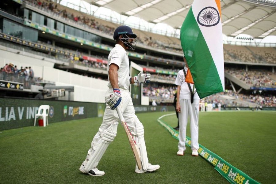 TheCricketPanda's tweet photo. Most Test Runs this decade where India was All-Out below 300
(Average)

◉ 990: Virat Kohli (25)
◎ 984: Rishabh Pant (26)
◎ 700: Ravindra Jadeja (23)
◎ 691: KL Rahul (24)
◎ 666: Shubman Gill (24)
◎ 629: C Pujara (24)
◎ 611: Rohit Sharma (20)
◎ 506: Ajinkya Rahane (23)
◎ 474: Ravi Ashwin (16)
◎ 438: Yashasvi Jaiswal (18)

Kohli also has most 50+ scores (7) in these totals ✅