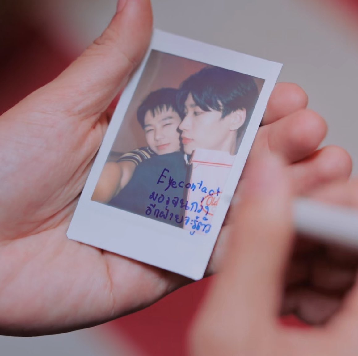 noriidec's tweet photo. #TRAKLOVEx3 #LOVEx3_EP3
ท้ายอีพีนี้คือ น้ำตาบังทัศนียภาพมาก 😭
กระสุนนัดที่ 1 “ใบที่สามแล้วนะ”
กระสุนนัดที่2 “มึงยังไม่รู้ตัวอีกหรอวะฟืน”
พี่เดรสอะ ฟืนรู้ตัวละแหละ พี่ก็เข้าจัยว่ามันกลืนไม่เข้าคายไม่ออกก แต่ฟิสิกส์มันรักแกจริงๆนะเว้ย แกก็รู้สึกป้ะะเชื่อพี่ดิลองดู ข้ามเส้นดู 🥹 https://t.co/aUR8XoTSft