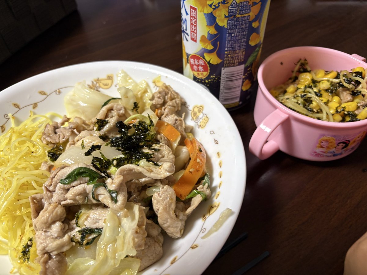 rm_01320's tweet photo. 頭痛薬と酒で体調治るのなぁぜなぁぜ？
旦那が仕事に作ってくれたご飯いただきます👏 https://t.co/XWaJoV8AKx