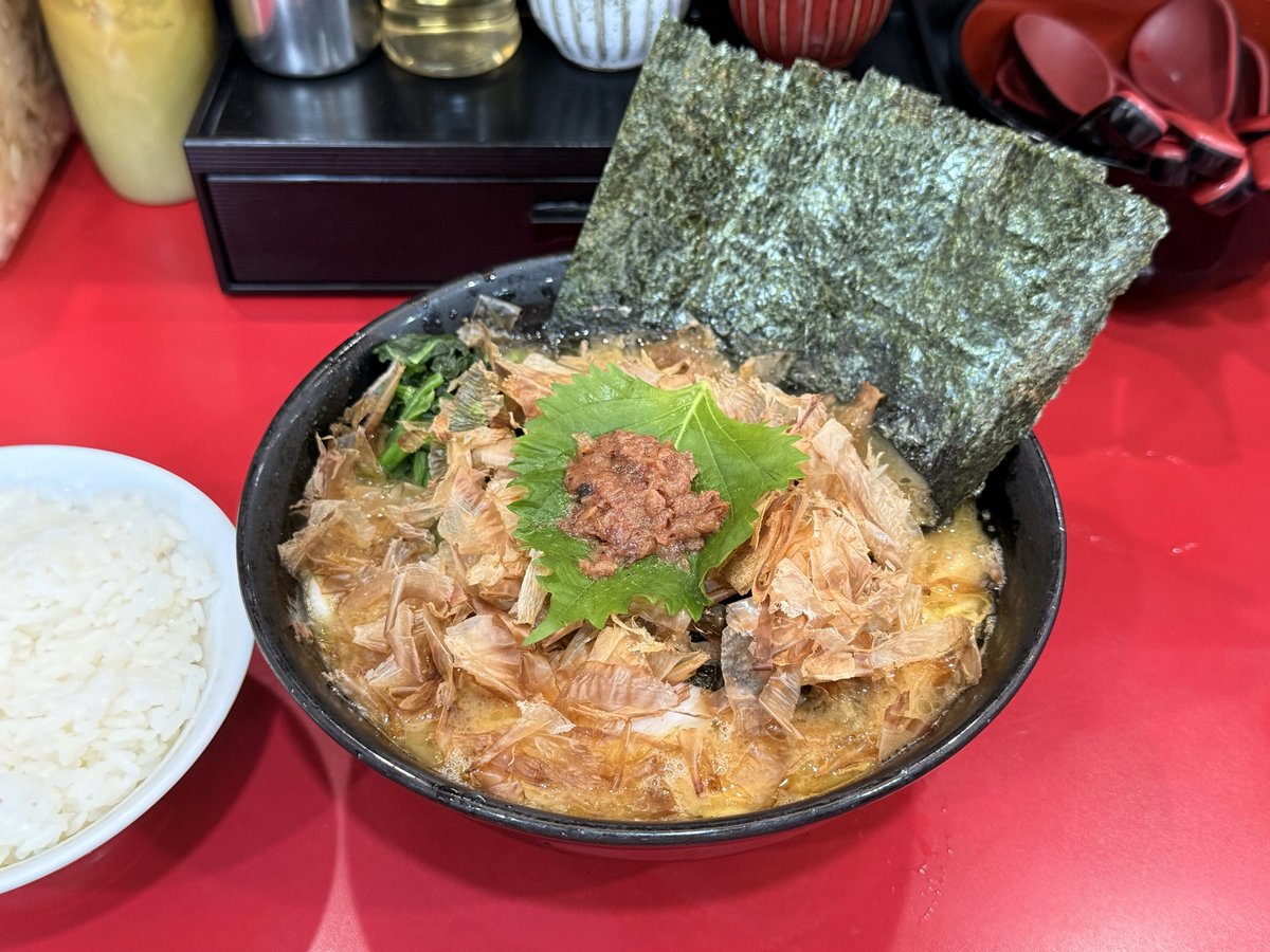 ikepon444's tweet photo. ラーメン杉田家 千葉駅前店

ラーメン(並)＋和風トッピング＋ライス

今日は杉田家へ行きました。
杉田家といえば和風がピカイチでウマい https://t.co/6GLYHHYsoF