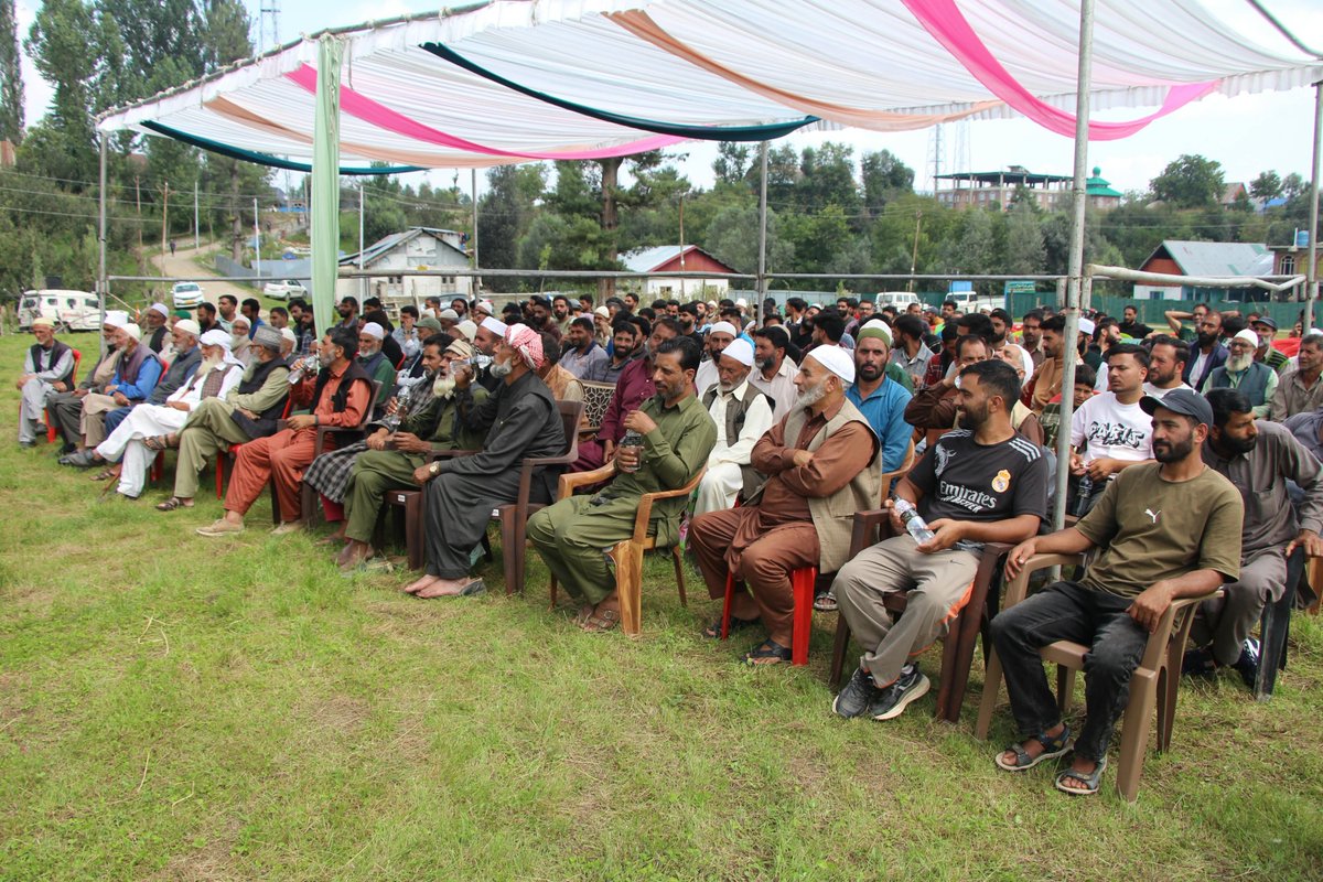 ShopianPolice's tweet photo. J&K Police Shopian held Thana Diwas at Chotipora, chaired by SSP Shopian Sh. Mushtaq Ahmad Choudhary–JKPS.Public concerns were heard with emphasis on community partnership,traffic discipline,drug prevention & peace.
#ThanaDiwas
#PublicRelation
@JmuKmrPolice
@KashmirPolice
@DigSkr https://t.co/QEqrPhDGAG
