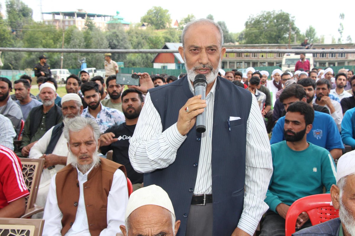 ShopianPolice's tweet photo. J&K Police Shopian held Thana Diwas at Chotipora, chaired by SSP Shopian Sh. Mushtaq Ahmad Choudhary–JKPS.Public concerns were heard with emphasis on community partnership,traffic discipline,drug prevention & peace.
#ThanaDiwas
#PublicRelation
@JmuKmrPolice
@KashmirPolice
@DigSkr https://t.co/QEqrPhDGAG
