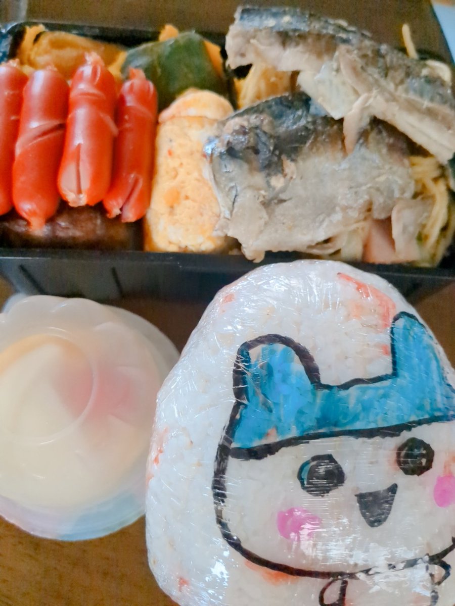 gray_sorcerer's tweet photo. 昨日も今日もはみ出してるから仕切りの意味がないかもしれん😁
玄関出て角を曲がる前に手を振ってくれるんよ最近…どしたん？💦
帰ってからも仕事のこと話してくれるようになったし( ･ิω･ิ)ﾄﾞｼﾀ？

#親方1kg超弁当木曜
#赤タコ一軍登録
#逞しくなってく親方 https://t.co/dGlqZ2Vfps