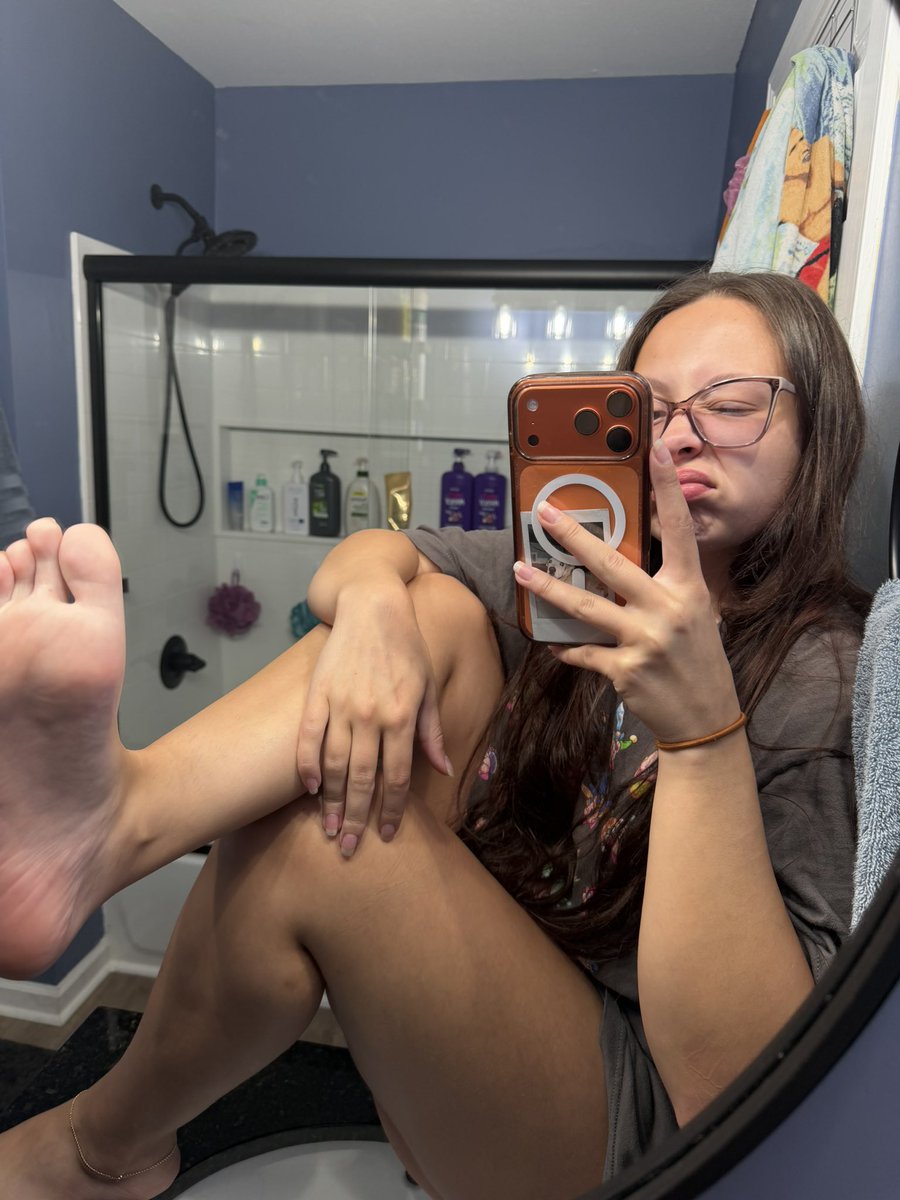 mamiiariii's tweet photo. one last post before bed😝. i need to get my toes done tomorrow fr😂
cashapp: $uglyyricann
findom | feetpics https://t.co/XgpxVPrq4l