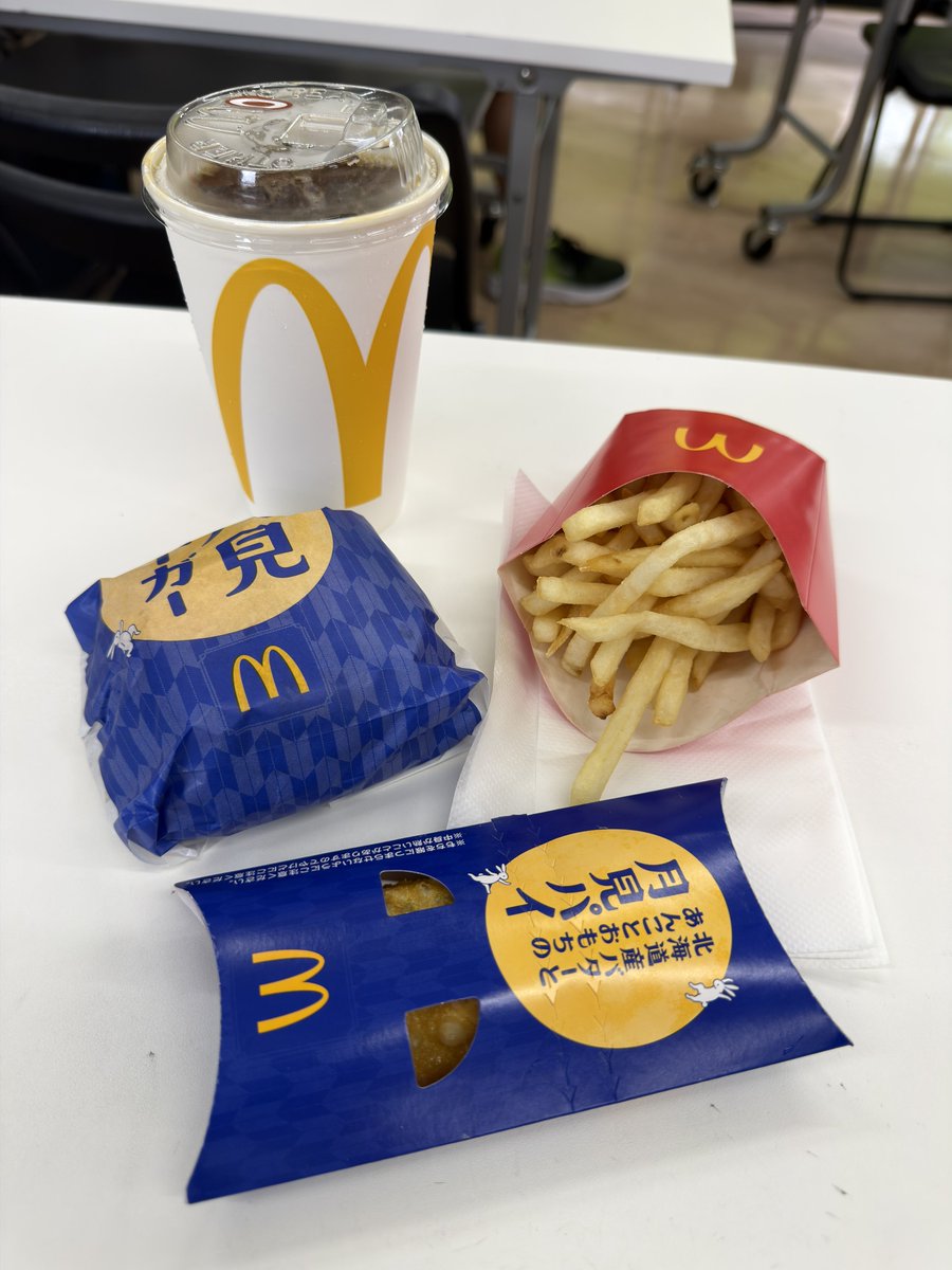 borutonium's tweet photo. 昼から月見フルセットを食べる
なによりのぜいたく https://t.co/BLO8eI8tzM