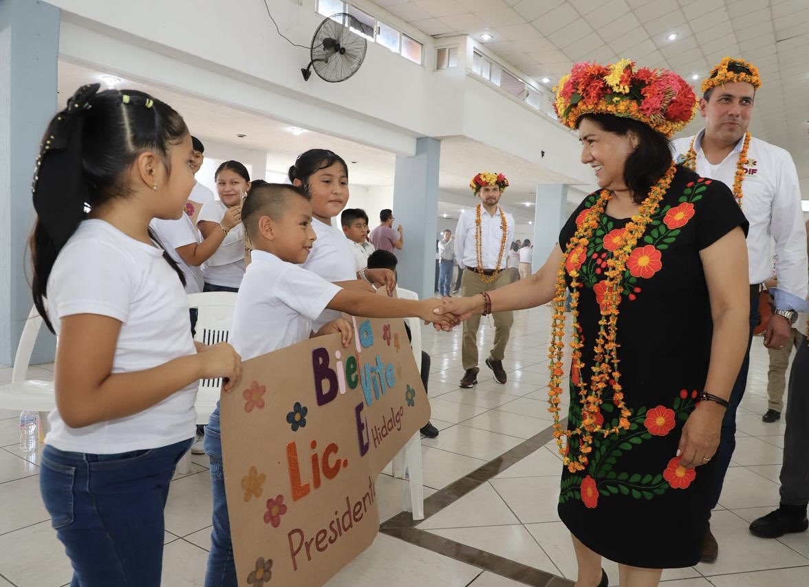 difhgo's tweet photo. Edda Vite, presidenta del Patronato, concluye su visita a San Felipe Orizatlán con la consolidación de la 32.ª Procuraduría de Protección de #NNA. https://t.co/3ty5HHwqAD