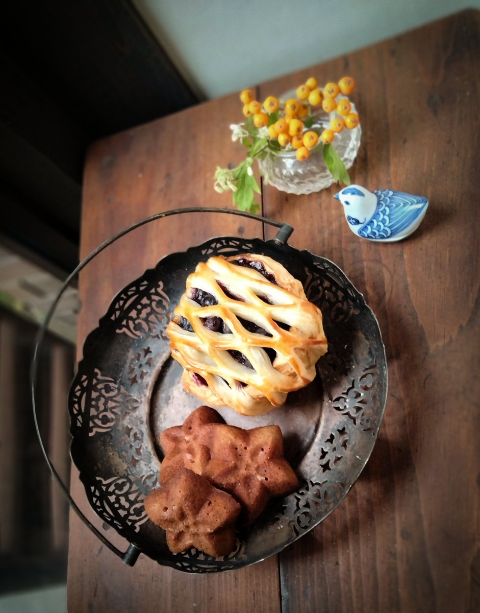 fikakiko's tweet photo. こんにちは。本日はオムレットcake（メロン ）、かぼちゃのスフレチーズcake（ラムレーズンが入っています ）、黒糖のプリン、モカ＆キャラメルフィナンシェの他、ブルーベリーのパイをご用意致しました。パイをご用意すると秋だなぁと思います。お茶の時間にも、
軽食にもおすすめです。 https://t.co/I1oEd7DtyO