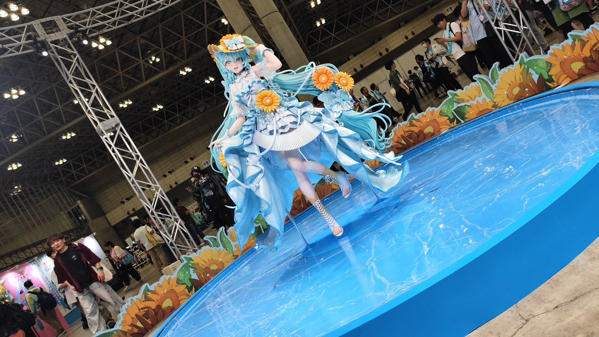 Maccasofto's tweet photo. ひまわりちゃんの等身大立像もっとちゃんと見てくればよかったし撮ってくればよかったと後悔しております…
この年にしか見れないってあんまり考えてなかった…
今回のことを次への糧にして、来年はもっとたくさん見て撮ります！！ https://t.co/3qY7lC8Kbv