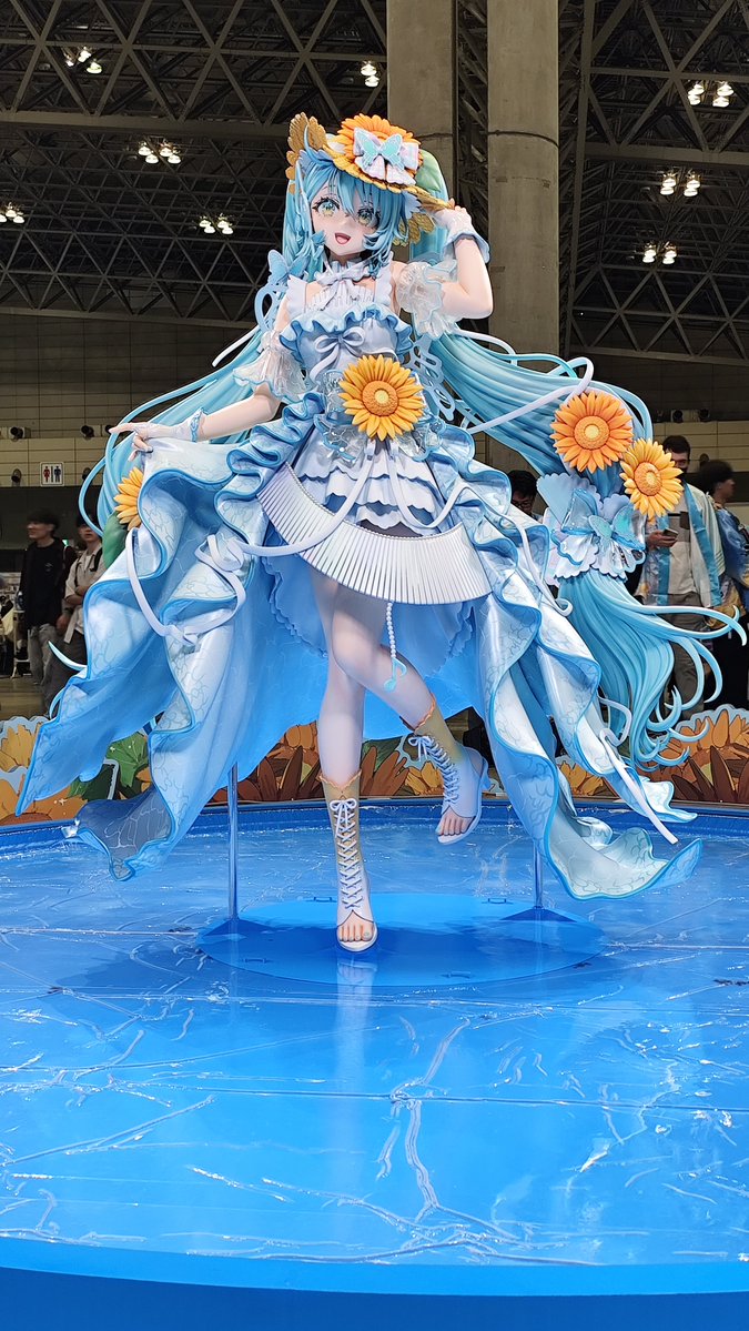 Maccasofto's tweet photo. ひまわりちゃんの等身大立像もっとちゃんと見てくればよかったし撮ってくればよかったと後悔しております…
この年にしか見れないってあんまり考えてなかった…
今回のことを次への糧にして、来年はもっとたくさん見て撮ります！！ https://t.co/3qY7lC8Kbv
