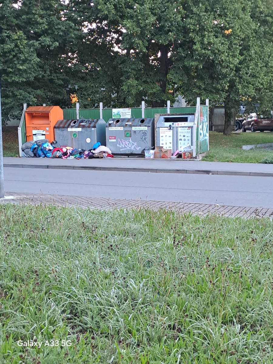 SchubertBrigit2's tweet photo. Sieht überall so aus. In Chemnitz Sachsen. Sie plündern Altkleider Container und schmeißen alles raus. 😡👎 So sieht es an jeder Ecke aus wo die Container stehen. Schafft die Container ab oder denkt euch was besseres aus https://t.co/Ye43YxTd2I