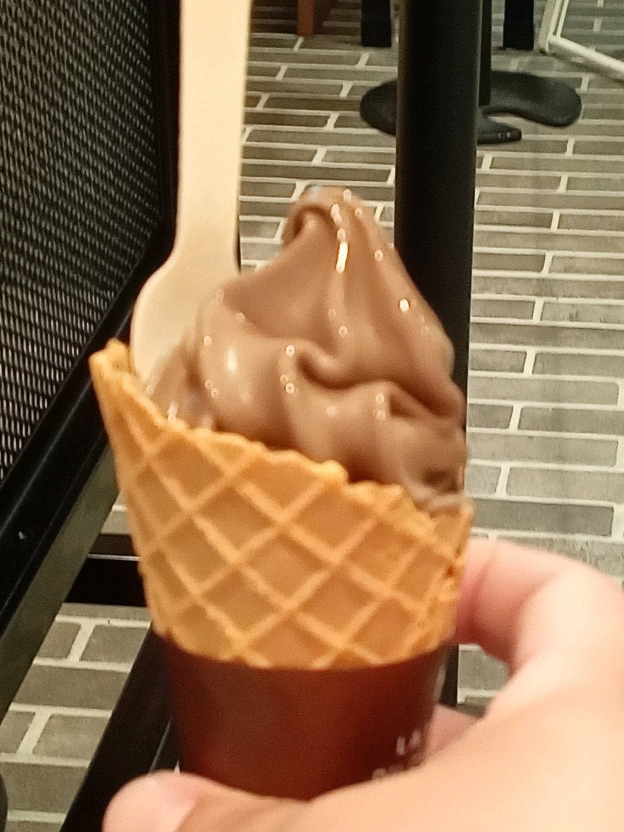 kwgjj71's tweet photo. 今日はちょっと自分にご褒美🍦✨
ラ・メゾン・デュ・ショコラのチョコソフト食べてきました♥ひとくち食べた瞬間……馬ーーーい🤣💕濃厚で幸せすぎる〜✨そして幸せに浸りながら食べてたら……電車、目の前で行ってもーた🤣🚃💨まぁ今日は休日だし、たまにはこんな日もいいよね♥美味しいって幸せ〜🥰 https://t.co/3vLzyF4K8B