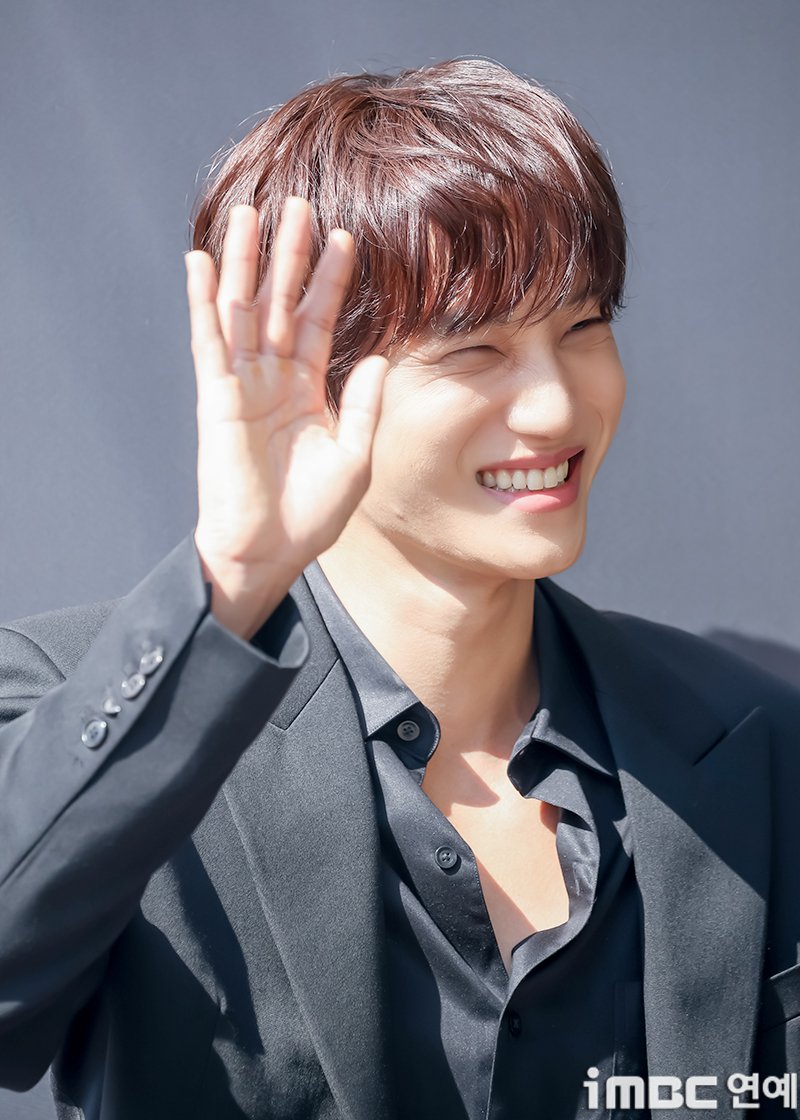 imbcenews's tweet photo. [포토] 엑소 카이, 본다 카이
#엑소 #EXO #카이 #팝업스토어 #iMBC연예

엑소(EXO) 카이가 3일 오후 서울 성수동에 위치한 한 팝업스토어에서 열린 뷰티 브랜드 론칭 행사에 참석해 포즈를 취하고 있다.

🔗https://t.co/hICWJvPMnZ https://t.co/VWJkclhm0B