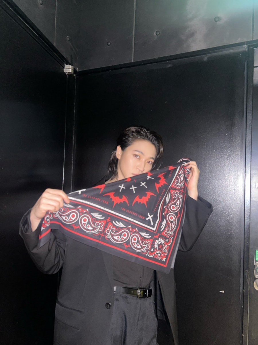 alucard_show's tweet photo. † ──────────────
　　　　𝐀𝐋𝐔𝐂𝐀𝐑𝐃 
オフィシャルグッズ先行受付は
本日𝟐𝟑:𝟓𝟗迄🦇
 ──────────────†

・バンダナ 

#平間壮一 
#SANTA

#ALUCARDSHOW2026

ℂ𝕙𝕖𝕔𝕜 𝕚𝕥 𝕠𝕦𝕥 ⇩
https://t.co/GuDy0BG5z8 https://t.co/yEN3gqUTtL