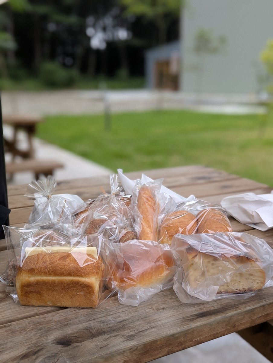AQhoUsRmZu93077's tweet photo. 朝活でめちゃくちゃ気に入ってるKanelbreadさんでパンを❤️鳥の声のするテラスでメロンパン食べてみたけど美味しすぎてヤバかったです🤤
#Kanelbread https://t.co/WxCA3enzyW