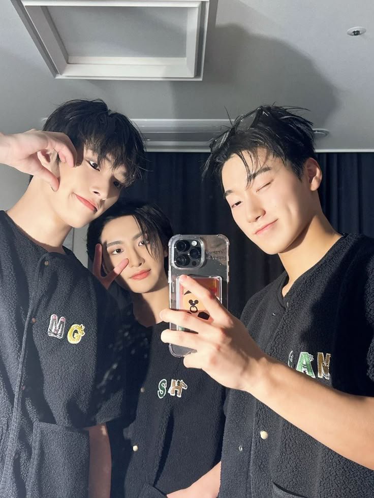 dansravindra's tweet photo. Bertiga dulu.

@SANCkidz @SEONGHWAkidz https://t.co/6npAajGJ7A