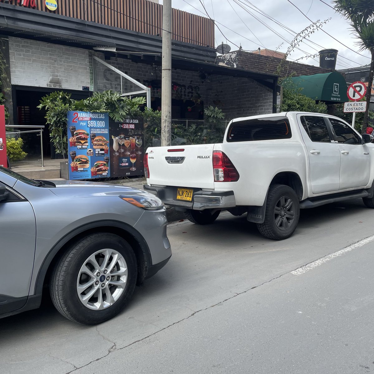 OlgaLEstevez's tweet photo. @CarlosFGalan la ley es para todos o para unos pocos?, hoy la calle 93 entre 14 y 13 me parquee y acepto que por error y gané un cepo pero en frente que una zona demarcadas prohibido parquear habían 6 camionetas parqueadas y a ellos si no les pasó nada, es injusto https://t.co/VCOvglP8pR