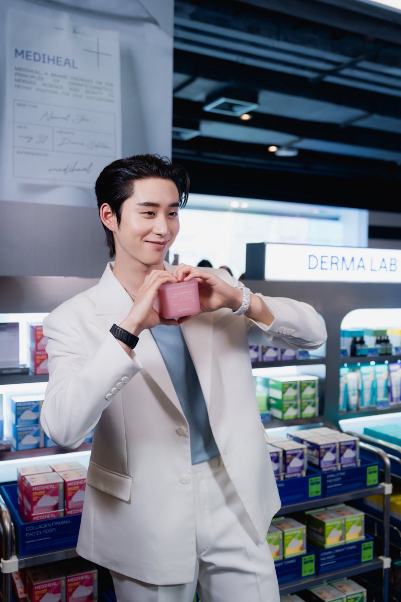 HealJaiEnt's tweet photo. “โฟร์ท ณัฐวรรธน์” เช็กอิน MEDIHEAL DERMA LAB ป็อปอัปสโตร์สุดปังใจกลางสยาม! เปิดโลก K-Derma Skincare ตอบโจทย์ทุกปัญหาผิว

เปิดแล็บผิวครั้งแรกของปีใจกลางสยาม! MEDIHEAL จัดเต็ม MEDIHEAL DERMA LAB ป็อปอัปสโตร์สุดพิเศษ ณ Siam Center ชั้น G โซน Atrium 2 ชวนเหล่าคนรักสก��นแคร์มาร่วมสัมผัสประสบการณ์ K-Derma Skincare พร้อมค้นหาโซลูชันที่ใช่และเหมาะกับผิวของตัวเอง ผ่านผลิตภัณฑ์และกิจกรรมสุดพิเศษจาก MEDIHEAL ที่ชวนทุกคนมาสัมผัสประสบการณ์การดูแลผิวที่ทั้งง่ายและมีประสิทธิภาพ ไปกับหลากหลายผลิตภัณฑ์ และกิจกรรมที่จัดเต็มภายในงาน

โดยเฉพาะไฮไลต์สำคัญในวันที่ 30 สิงหาคม 2569 เมื่อ “โฟร์ท-ณัฐวรรธน์ จิโรชน์ธิกุล” แบรนด์แอมบาสเดอร์ MEDIHEAL Toner Pad มาร่วมแชร์เคล็ดลับดูแลผิวหน้าให้สุขภาพดีได้ง่าย ๆ ในทุกวัน โดยมี Toner Pad เป็นไอเท็มคู่ใจ พร้อมเสิร์ฟความฟินผ่านโชว์ร้องเพลงและกิจกรรมพิเศษ สร้างโมเมนต์ความสุขท่ามกลางแฟน ๆ ที่มาร่วมงานอย่างเนืองแน่น

ซึ่ง โฟร์ท ได้เผยเคล็ดลับการดูแลผิวหน้าให้สุขภาพดี โดยกล่าวว่า “MEDIHEAL เป็นแบรนด์สกินแคร์อันดับ 1 จากเกาหลี ที่นำงานวิจัยเกี่ยวกับปัญหาผิวที่หลากหลายมาพัฒนาเป็นโซลูชันที่เหมาะกับแต่ละคนครับ ช่วงนี้เทรนด์ K-Derma กำลังได้รับความสนใจ และถ้าพูดถึง K-Derma ก็ต้องนึกถึง MEDIHEAL เลยครับ ตัวผมเองให้ความสำคัญกับการดูแลผิวมากๆ โดยมี Toner Pad เป็นไอเท็มคู่ตัว ใช้เป็นประจำทั้งเช้าและเย็น เพราะช่วยเตรี���มผิวได้รวดเร็ว และแผ่นใหญ่ขึ้น แปะบริเวณแก้มได้พอดี ถึงจะมีตารางงานที่ยุ่งแค่ไหน การดูแลผิวก็ต้องทำอย่างต่อเนื่องครับ”
เรียกได้ว่างานครั้งนี้สร้างความประทับใจให้กับเหล่าคนรักสกินแคร์อย่างมาก เพราะเมื่อวันที่ 28 สิงหาคม 2569 หนุ่มหน้าใส “เอส-ศุภ สง่าวรวงศ์” มาร่วมแชร์เคล็ดลับการดูแลผิวให้ชุ่มชื้น พร้อมมอบความสุขให้กับแฟน ๆ ที่มาร่วมงาน ต่อเนื่องในวันที่ 29 ��ิงหาคม 2569 “เพิร์ธ-ธนพนธ์ ��ุขุมพันธนาสาร” และ “แซนต้า-พงศภัค อุดมโภชน์” พร้อมด้วยแขกรับเชิญสุดพิเศษ “โดเมียร์ (DOMIIA) หรือ น้องเมี่ยง” แท็กทีมมาสาดความสดใส พร้อมร่วมทำกิจกรรมกับแฟน ๆ ผู้โชคดีอย่างใกล้ชิด

ภายในงาน MEDIHEAL ยังยกทัพผลิตภัณฑ์กลุ่มอื่นมาร่วมสร้างประสบการณ์ภายในป็อปอัปสโตร์ ไม่ว่าจะเป็น กลุ่มผลิตภัณฑ์ Toner Pad, กลุ่มผลิตภัณฑ์ Serum, Labocare Pantenolips, Essential Mask Sheet, Madecassoside Moisture Sun Serum และ Derma Cream Pack Cleanser ให้ผู้ร่วมงานได��ทำความรู้จัก และทดลองผลิตภัณฑ์หลากหลายกลุ่ม ตั้งแต่การดูแลและบำรุงผิว ไปจนถึงการปกป้องผิวจากแสงแดด และการทำความสะอาดผิว พร้อมเติมเต็มความสนุกให้ทุกโมเมนต์ภายใน MEDIHEAL DERMA LAB ด้วยกิจกรรมที่จัดเต็มตลอดงาน ทั้ง Test Lab, Pick & Go, Lucky Draw Gacha, Special Gifts และ Photo Zone โดยได้รับความสนใจอย่างล้นหลาม

นอกจากกิจกรรมและทัพดาราภายในป็อปอัปสโตร์แล้ว งานนี้ยังมีกิมมิกสร้างสีสันนอกงานกับขบวน Sun Boy troop นำทัพโดย “ฟอร์ด - โปษัณ ไชยวิราช” ที่มาร่วมรับบทเป็น MEDIHEAL SUN BOY เดินสายแจกความสดใสรอบสยาม ตั้งแต่ Siam Center, Siam Square ไปจนถึง Mediheal Pop-Up ที่หากใครเจอปุ๊บ ก็พร้อมพุ่งตรงเข้าไปหยิบ Madecassoside Moisture Sun Serum มาฉีดให้ทันที เพื่อช่วยปกป้องผิวของทุกคนจากรังสี UV ท่ามกลางแดดร้อนแรงของกรุงเทพฯ

สำหรับ MEDIHEAL Toner Pad หนึ่งในผลิตภัณฑ์ซิกเนเจอร์ของแบรนด์ ยังคงได้รับความนิยมอย่างต่อเนื่องในระดับโลก ด้วยการพัฒนาหลากหลายสูตรเพื่อตอบโจทย์ความต้องการของผิว ที่แตกต่างกัน โดยครองอันดับ 1 ในหมวด Toner Pad ที่ Olive Young ติดต่อกันเป็นปีที่ 2 ขณะที่ MEDIHEAL ครองอันดับ 1 ด้านยอดขายรวมติดต่อกัน 2 ปี สะท้อน��ระแสตอบรับในตลาด K-Derma Skincare โดยภายในงาน เปิดโอกาสให้ผู้เข้าร่วมได้ทดลองและเลือกสูตรที่เหมาะกับสภาพผิวของตัวเอง สอดรับกับแนวคิด OUR SOLUTION FOR ALL พร้อมเดินหน้าขยายช่องทางการเข้าถึงผู้บริโภคในไทย ทั้งหน้าร้านและช่องทางออนไลน์ เพื่อให้ทุกคนดูแลผิวให้เฟรชได้ง่าย และเหมาะกับตัวเอง
ติดตามรายละเอียดเพิ่มเติมและทุกความเคลื่อนไหวของ MEDIHEAL ได้ทุกช่องทางโซเชียล

Tiktok: @mediheal_th และ @mediheal_th_officialshop
Instagram: @mediheal.th.official
X: @Mediheal_TH 

บรรยากาศ พร้อมบทสัมภาษณ์ “โฟร์ท ณัฐวรรธน์”
https://t.co/9tQi3ZnO3K

#MEDIHEALDERMALAB
#MEDIHEALDERMALABxFOURTH
#MedihealThailand
#Fourthnattawat
#MEDIHEALDERMALABxFOURTH
#โฟร์ทณัฐวรรธน์
#est_rvp #PerthTanapon #santapp