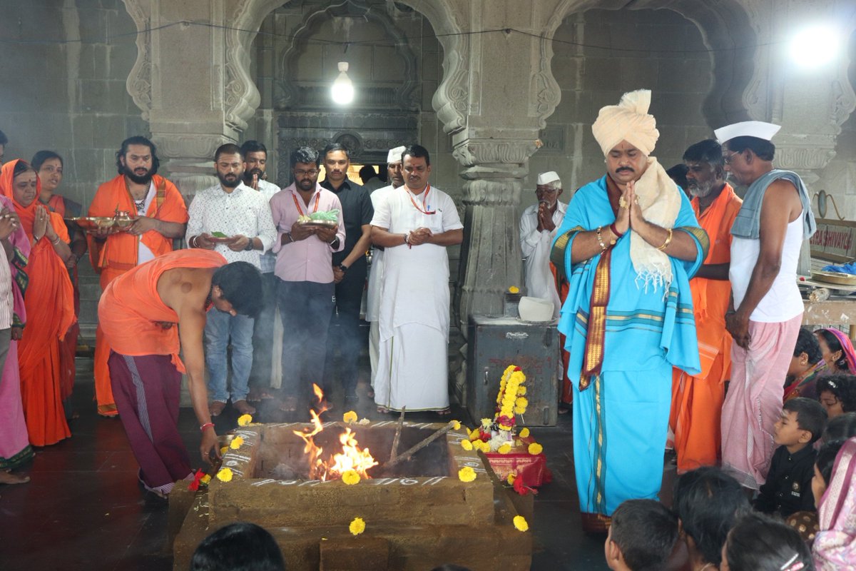 mugalkhodjidaga's tweet photo. ಪವಿತ್ರ ಶ್ರಾವಣ ಮಾಸದ ನಿಮಿತ್ಯ ಪೂಜ್ಯಶ್ರೀಗಳು ಸಲ್ಲಿಸಿದ ಇಂದಿನ ಪೂಜೆ ಹಾಗೂ 48ದಿನಗಳ ಪರಿಯಂತ ಜಿಡಗಾ ಶ್ರೀಮಠದಲ್ಲಿ ನಡಿಯುತ್ತಿರುವ ರುದ್ರ ಹೋಮ.

#ShravanaMaasa #JidagaMath #Mugalkhodjidagamath https://t.co/Ox9i9VTPn2
