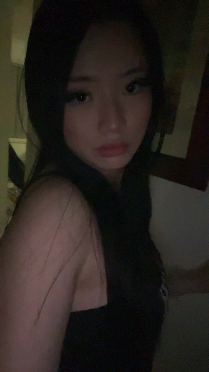 weepycha's tweet photo. do I look like I play @LeagueOfLegends ? https://t.co/fpewFAq2J3