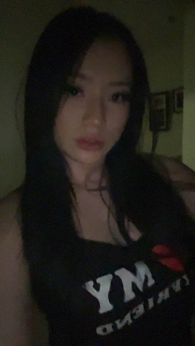 weepycha's tweet photo. do I look like I play @LeagueOfLegends ? https://t.co/fpewFAq2J3
