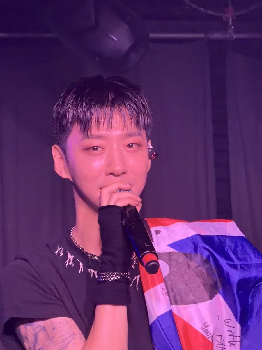 gimsina2165663's tweet photo. YONGGUK &amp; SHISHI in London 

His adorable smile 🫠

@daegxboys https://t.co/7xKABiAWIO