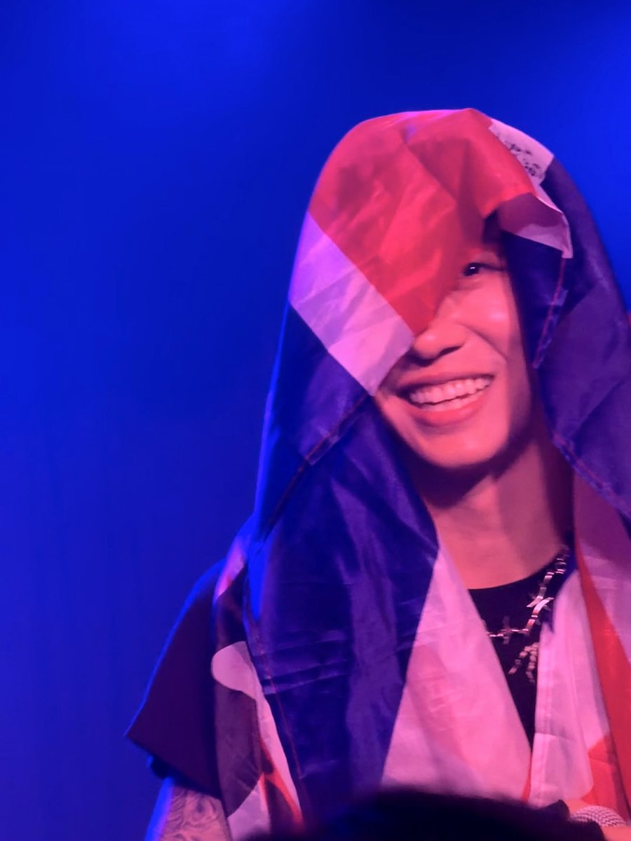gimsina2165663's tweet photo. YONGGUK &amp; SHISHI in London 

His adorable smile 🫠

@daegxboys https://t.co/7xKABiAWIO
