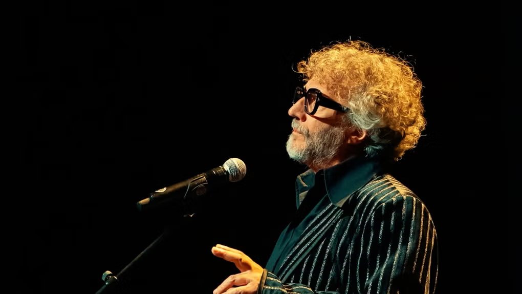 gsasoficial's tweet photo. 🎵 | Fito Páez ofreció un emotivo concierto en el Teatro Real de Madrid, acompañado de una orquesta de cuerdas, repasando sus grandes éxitos y temas de su nuevo disco "Shine". El show de casi dos horas y media cerró con "Mariposa tecknicolor". https://t.co/VjDMmR5BIW