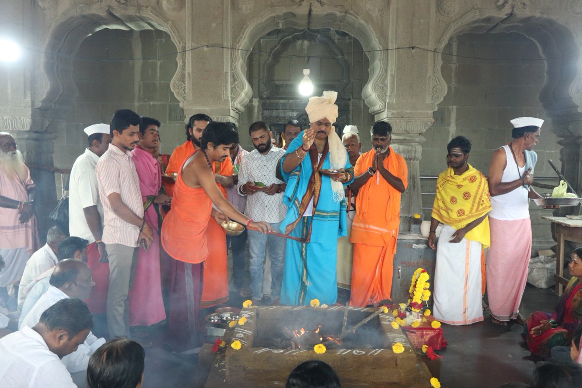 mugalkhodjidaga's tweet photo. ಪವಿತ್ರ ಶ್ರಾವಣ ಮಾಸದ ನಿಮಿತ್ಯ ಪೂಜ್ಯಶ್ರೀಗಳು ಸಲ್ಲಿಸಿದ ಇಂದಿನ ಪೂಜೆ ಹಾಗೂ 48ದಿನಗಳ ಪರಿಯಂತ ಜಿಡಗಾ ಶ್ರೀಮಠದಲ್ಲಿ ನಡಿಯುತ್ತಿರುವ ರುದ್ರ ಹೋಮ.

#ShravanaMaasa #JidagaMath #Mugalkhodjidagamath https://t.co/Ox9i9VTPn2