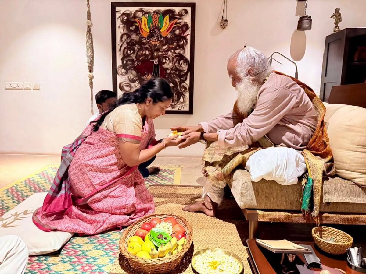 VanathiBJP's tweet photo. Warm birthday wishes to Yogi @SadhguruJV , Founder of Isha Foundation, who inspires people to embrace spirituality and well-being through a scientific approach and teaches a holistic way of life.

May he continue to inspire millions towards a healthier, more conscious, and fulfilling life.

அறிவியல் வழியில் ஆன்மீகத்தையும், ஆரோக்கியத்தையும் போதித்து வாழ்வியலைக் கற்றுத் தரும் ஈஷா அறக்கட்டளை நிறுவனர் யோகி @SadhguruJV  அவர்களுக்கு இனிய பிறந்தநாள் வாழ்த்துக்களைத் தெரிவித்துக் கொள்கிறேன்.