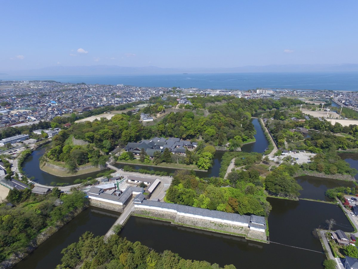 shigayukan's tweet photo. 彦根城、世界遺産の国内推薦候補に　暫定リスト入りから34年

文化審議会は3日、滋賀県と彦根市が2028年の世界文化遺産登録を目指す「彦根城」を、ユネスコへの国内推薦候補に選びました。

彦根城は1992年、日本政府がユネスコに提出した世界遺産暫定一覧表に記載されました。以降、彦根市が調査や学術的検討を重ね、滋賀県との連携を強化しながら推薦書づくりを進めてきました。

2023年には文化審議会の意見を受け、イコモスの事前評価制度を活用。2024年の事前評価では、「徳川期日本における大名統治システム」に着目した推薦戦略が支持される一方、説明の充実などの課題も示されました。

県と市は推薦書案を修正し、2025年7月に提出しましたが、同年8月の文化審議会では国内推薦が見送られました。その後さらに内容を見直し、今年5月25日に5回目となる推薦書案を文化庁へ提出。今回、国内推薦候補への選定に至りました。

政府は今後、9月中にも暫定版の推薦書をユネスコへ提出し、2027年2月1日までに正式版を提出する見通しです。順調に進めば、2028年夏の世界遺産委員会で登録の可否が審議されます。

1992年の暫定リスト入りから34年。彦根城の世界遺産登録に向けた取り組みは、大きく前進しました。

#彦根城 #世界遺産 #彦根市 #滋賀県