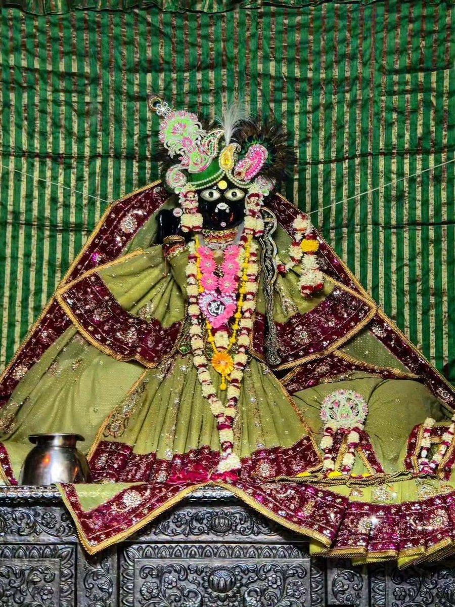 reshu1418's tweet photo. बांके बिहारी लाल जू के आज के राजभोग दर्शन 🙏🏻 

जय श्री राधे 🪷 https://t.co/4YZqVZkqNe