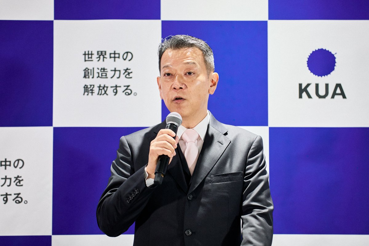 kua_pr's tweet photo. 京都芸術大学が新しい使命として掲げた言葉は「世界中の創造力を解放する。」です。佐藤卓学長が発表会で語ったのは、創造力は一部の芸術家やデザイナーの特別な才能ではなく、すべての人の中にあるものだということ。まだ言葉になっていない違和感や、ふとした気づきに目を向けること自体が創造力だと。

この大学には通学と通信を合わせて約24,000名が学んでいて、保育園児から90歳近くまでが同じ学びの場にいます。「世界中の」という大きな主語は、この構造があるから言���る言葉だと現場で聞いて納得しました。

徳山豊理事長が補足していたのは、「解放する」は好き勝手に表現することではないという点。他者の思いに耳を傾け、自分の考えを更新し続けること。ここを外すと言葉だけが独り歩きするので、広報として大事にしたい定義です。