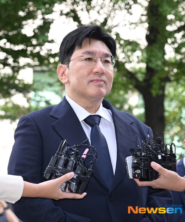 Kstyle_news's tweet photo. 【速報】HYBE バン・シヒョク議長ら計5人を書類送検…260億円超えの不正取引の疑い
https://t.co/mVMRhfMJLW https://t.co/eOagMbJZbj