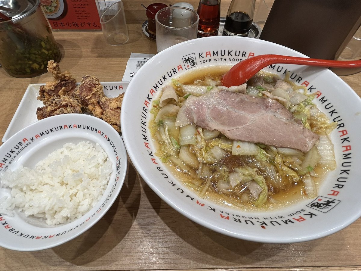 yuto126327's tweet photo. ずっと行きたかった人生初めての神座🍜
めちゃくちゃ美味しかった🤩🤩

スープもめちゃ美味しかったし白菜？入ってんのまじで良かった( ¨̮ )
唐揚げ無くても良かったお腹はち切れそう、 https://t.co/HjUi1QQlZN