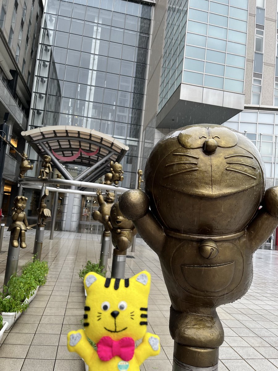 trust_sanyobus's tweet photo. 富山県の『八尾町』へ
おわら風の盆の季節です♪
高岡市、氷見市は漫画家の『藤子不二雄』先生の故郷なので〜
仲良く写真をとっもらった
トラ3🐯です
#山陽バストラストツアー
#山陽バス貸切
#お参りの旅
#おりとりさま大歓迎
#山陽バス
#おわら風の盆
#藤子不二雄
#富山県氷見市
#富山県高岡市 https://t.co/P8c05j7ERB