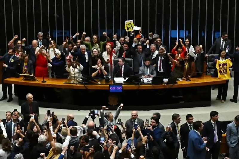 teleSURtv's tweet photo. El Senado de Brasil aprobó el fin de la jornada 6×1 y redujo la semana laboral de 44 a 40 horas sin rebaja salarial. La Comisión de Constitución y Justicia respaldó la enmienda que garantiza dos días de descanso semanal.

¿Qué crees de esta reducción de la jornada laboral? 

https://t.co/g5H0gs9qRd

#Brasil #JornadaLaboral #teleSUR