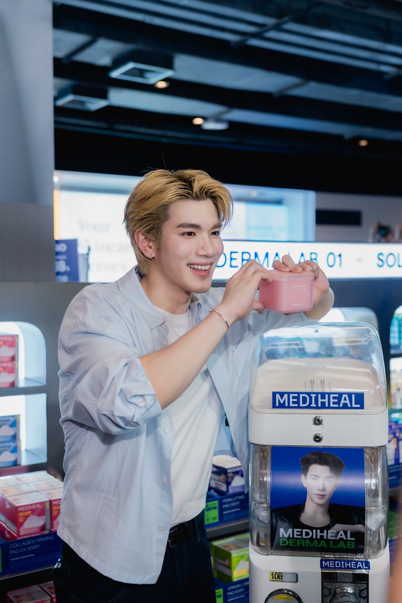 PRSocietyNews's tweet photo. “โฟร์ท ณัฐวรรธน์” เช็กอิน MEDIHEAL DERMA LAB ป็อปอัปสโตร์สุดปังใจกลางสยาม! เปิดโลก K-Derma Skincare ตอบโจทย์ทุกปัญหาผิว

#Fourthnattawat 
#est_rvp #PerthSanta 
#MEDIHEALDERMALAB
#MEDIHEALDERMALABxFOURTH
#MedihealThailand 

ภาพเพิ่มเติม >> https://t.co/DDVY4yuTxe

เปิดแล็บผิวครั้งแรกของปีใจกลางสยาม! MEDIHEAL จัดเต็ม MEDIHEAL DERMA LAB ป็อปอัปสโตร์สุดพิเศษ ณ Siam Center ชั้น G โซน Atrium 2 ชวนเหล่าคนรักสกินแคร์มาร่วมสัมผัสประสบการณ์ K-Derma Skincare พร้อมค้นหาโซลูชันที่ใช่และเหมาะกับผิวของตัวเอง ผ่านผลิตภัณฑ์และกิจกรรมสุดพิเศษจาก MEDIHEAL ที่ชวนทุกคนมาสัมผัสประสบการณ์การดูแลผิวที่ทั้งง่ายและมีประสิทธิภาพ ไปกับหลากหลายผลิตภัณฑ์ และกิจกรรมที่จัดเต็มภายในงาน

โดยเฉพาะไฮไลต์สำคัญในวันที่ 30 สิงหาคม 2569 เมื่อ “โฟร์ท-ณัฐวรรธน์ จิโรชน์ธิกุล” แบรนด์แอมบาสเดอร์ MEDIHEAL Toner Pad มาร่วมแชร์เคล็ดลับดูแลผิวหน้าให้สุขภาพดีได้ง่าย ๆ ในทุกวัน โดยมี Toner Pad เป็นไอเท็มคู่ใจ พร้อมเสิร์ฟความฟินผ่านโชว์ร้องเพลงและกิจกรรมพิเศษ สร้างโมเมนต์ความสุขท่ามกลางแฟน ๆ ที่มาร่วมงานอย่างเนืองแน่น

ซึ่ง โฟร์ท ได้เผยเคล็ดลับการดูแลผิวหน้าให้สุขภาพดี โดยกล่าวว่า “MEDIHEAL เป็นแบรนด์สกินแคร์อันดับ 1 จากเกาหลี ที่นำงานวิจัยเกี่ยวกับปัญหาผิวที่หลากหลายมาพัฒนาเป็นโซลูชันที่เหมาะกับแต่ละคนครับ ช่วงนี้เทรนด์ K-Derma กำลังได้รับความสนใจ และถ้าพูดถึง K-Derma ก็ต้องนึกถึง MEDIHEAL เลยครับ ตัวผมเองให้ความสำคัญกับการดูแลผิวมากๆ โดยมี Toner Pad เป็นไอเท็มคู่ตัว ใช้เป็นประจำทั้งเช้าและเย็น เพราะช่วยเตรียมผิวได้รวดเร็ว และแผ่นใหญ่ขึ้น แปะบริเวณแก้มได้พอดี ถึงจะมีตารางงานที่ยุ่งแค่ไหน การดูแลผิวก็ต้องทำอย่างต่อเนื่องครับ”
เรียกได้ว่างานครั้งนี้สร้างความประทับใจให้กับเหล่าคนรักสกินแคร์อย่างมาก เพราะเมื่อวันที่ 28 สิงหาคม 2569 หนุ่มหน้าใส “เอส-ศุภ สง่าวรวงศ์” มาร่วมแชร์เคล็ดลับการดูแลผิวให้ชุ่มชื้น พร้อมมอบความสุขให้กับแฟน ๆ ที่มาร่วมงาน ต่อเนื่องในวันที่ 29 สิงหาคม 2569 “เพิร์ธ-ธนพนธ์ สุขุมพันธนาสาร” และ “แซนต้า-พงศภัค อุดมโภชน์” พร้อมด้วยแขกรับเชิญสุดพิเศษ “โดเมียร์ (DOMIIA) หรือ น้องเมี่ยง” แท็กทีมมาสาดความสดใส พร้อมร่วมทำกิจกรรมกับแฟน ๆ ผู้โชคดีอย่างใกล้ชิด

ภายในงาน MEDIHEAL ยังยกทัพผลิตภัณฑ์กลุ่มอื่นมาร่วมสร้างประสบการณ์ภายในป็อปอัปสโตร์ ไม่ว่าจะเป็น กลุ่มผลิตภัณฑ์ Toner Pad, กลุ่มผลิตภัณฑ์ Serum, Labocare Pantenolips, Essential Mask Sheet, Madecassoside Moisture Sun Serum และ Derma Cream Pack Cleanser ให้ผู้ร่วมงานได้ทำความรู้จัก และทดลองผลิตภัณฑ์หลากหลายกลุ่ม ตั้งแต่การดูแลและบำรุงผิว ไปจนถึงการปกป้องผิวจากแสงแดด และการทำความสะอาดผิว พร้อมเติมเต็มความสนุกให้ทุกโมเมนต์ภายใน MEDIHEAL DERMA LAB ด้วยกิจกรรมที่จัดเต็มตลอดงาน ทั้ง Test Lab, Pick & Go, Lucky Draw Gacha, Special Gifts และ Photo Zone โดยได้รับความสนใจอย่างล้นหลาม
นอกจากกิจกรรมและทัพดาราภายในป็อปอัปสโตร์แล้ว งานนี้ยังมีกิมมิกสร้างสีสันนอกงานกับขบวน Sun Boy troop นำทัพโดย “ฟอร์ด - โปษัณ ไชยวิราช” ที่มาร่วมรับบทเป็น MEDIHEAL SUN BOY เดินสายแจกความสดใสรอบสยาม ตั้งแต่ Siam Center, Siam Square ไปจนถึง Mediheal Pop-Up ที่หากใครเจอปุ๊บ ก็พร้อมพุ่งตรงเข้าไปหยิบ Madecassoside Moisture Sun Serum มาฉีดให้ทันที เพื่อช่วยปกป้องผิวของทุกคนจากรังสี UV ท่ามกลางแดดร้อนแรงของกรุงเทพฯ

สำหรับ MEDIHEAL Toner Pad หนึ่งในผลิตภัณฑ์ซิกเนเจอร์ของแบรนด์ ยังคงได้รับความนิยมอย่างต่อเนื่องในระดับโลก ด้วยการพัฒนาหลากหลายสูตรเพื่อตอบโจทย์ความต้องการของผิว ที่แตกต่างกัน โดยครองอันดับ 1 ในหมวด Toner Pad ที่ Olive Young ติดต่อกันเป็นปีที่ 2 ขณะที่ MEDIHEAL ครองอันดับ 1 ด้านยอดขายรวมติดต่อกัน 2 ปี สะท้อนกระแสตอบรับในตลาด K-Derma Skincare โดยภายในงาน เปิดโอกาสให้ผู้เข้าร่วมได้ทดลองและเลือกสูตรที่เหมาะกับสภาพผิวของตัวเอง สอดรับกับแนวคิด OUR SOLUTION FOR ALL พร้อมเดินหน้าขยายช่องทางการเข้าถึงผู้บริโภคในไทย ทั้งหน้าร้านและช่องทางออนไลน์ เพื่อให้ทุกคนดูแลผิวให้เฟรชได้ง่าย และเหมาะกับตัวเอง
ติดตามรายละเอียดเพิ่มเติมและทุกความเคลื่อนไหวของ MEDIHEAL ได้ทุกช่องทางโซเชียล

Tiktok: mediheal_th และ mediheal_th_officialshop
Instagram: https://t.co/Z9EYtoFPXE.official
X: mediheal_TH