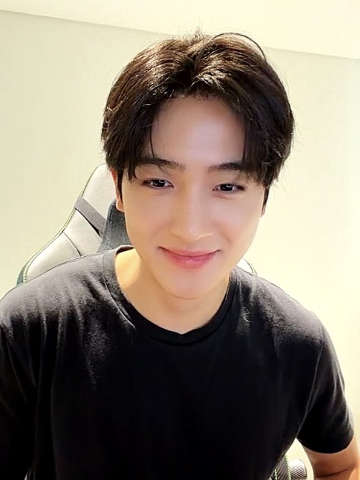1uvforhyun's tweet photo. 설레서죽을것같음 https://t.co/8DKhlAeQFf