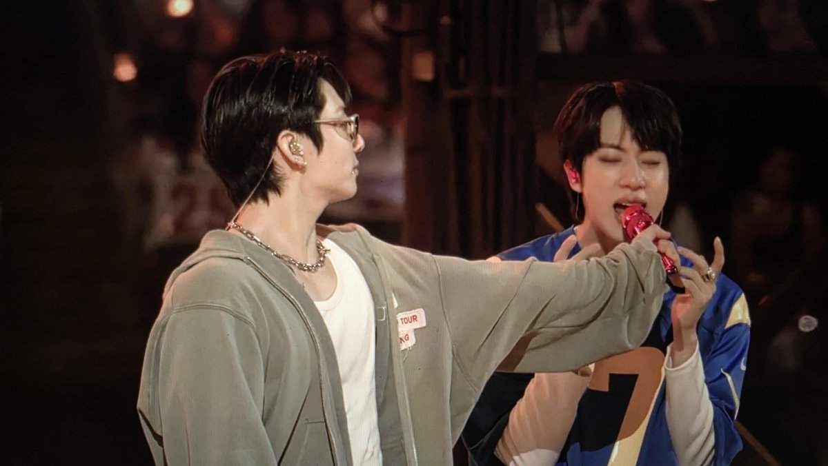 outrotearjin's tweet photo. never a dull moment with these two https://t.co/UaK08HR7JX
