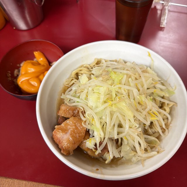 paltaru's tweet photo. #ラーメン二郎相模大野店 #スモジ
ラーメン少なめ　950円
期間限定　ひやコロ　100円
裏フライドチリガーリック　150円
コールはそのまま
裏FCGは申告するとチーズ追加
結局ひやコロ食べたくなり連食
今日は非乳化寄りでキリッと、うまい！ #毎日がラーメン https://t.co/cGqpByYsRv https://t.co/vmAEr6tocM