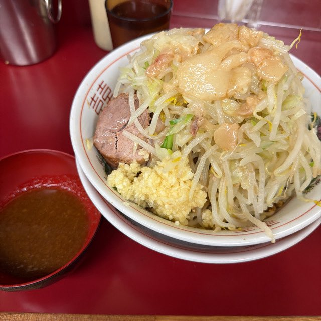 paltaru's tweet photo. #ラーメン二郎相模大野店 #スモジ
ラーメン　950円
賄い　250円
相撲部屋のショウガダレ　50円
コールはニンニクヤサイアブラ
ひやコロ続いたので賄いを
どんぶりいっぱいでもいけるヤサイアブラ+相撲部屋のショウガダレ
今日も豚が最高！麺も惚れる！ #毎日がラーメン https://t.co/XLsvvFXQ2n https://t.co/CxyL3QRhsg
