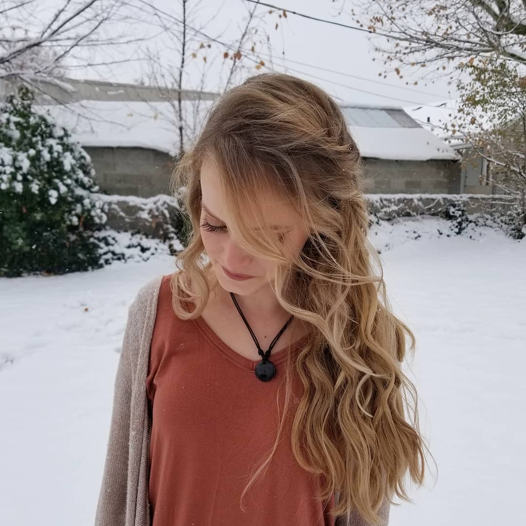 LadyPittary1's tweet photo. Feeling blessed to skip the snow in Oregon this year. No gloves, mittens, or hats all winter, and it’s been so nice. Do you get much snow where you live? https://t.co/Zl2Dp3PoSv