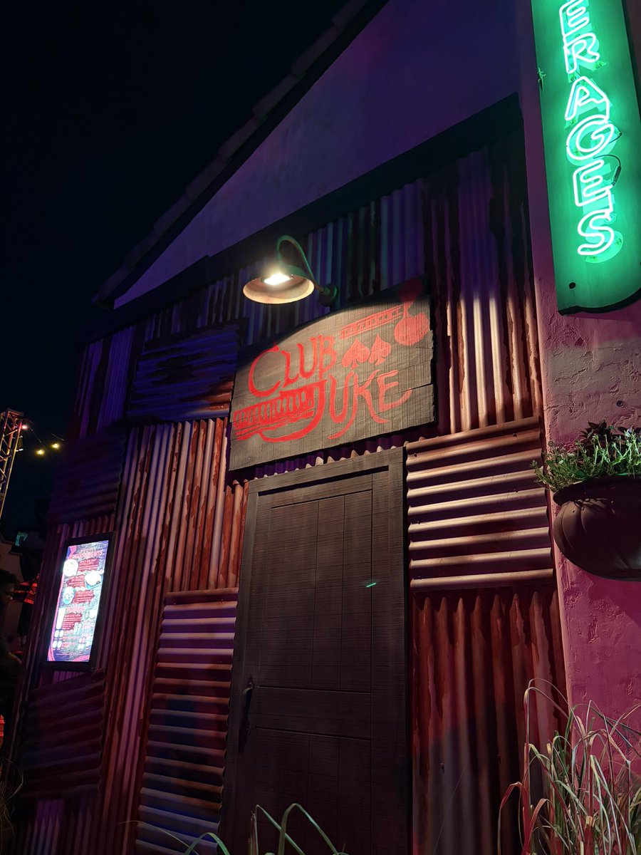 hudsonreidd's tweet photo. psychic detective goes to hhn 💚🎪 https://t.co/0FiAWCkh14