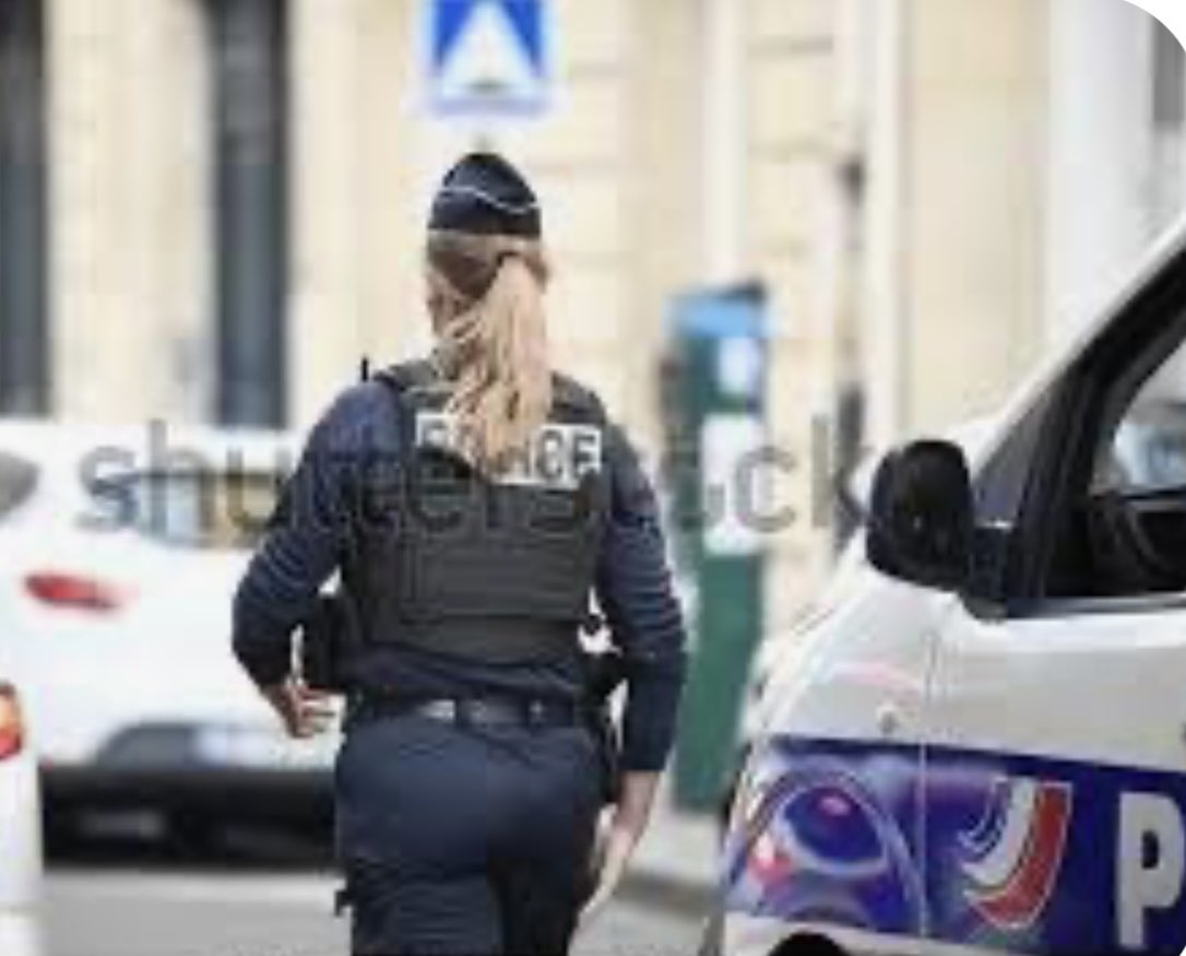 ScpnCommissaire's tweet photo. Ce n’est pas un fait divers. Rennes, autrefois réputée tranquille, se dégrade à son tour, comme Nantes, Clermont-Ferrand et tant d’autres villes.
Une policière y a été grièvement blessée par une trottinette lancée contre elle ; quelques heures plus tard, trois de ses collègues étaient agressés.

En France, la violence contre les policiers se banalise dans des proportions difficilement concevables chez nos voisins européens. Le sentiment d’impunité provoque une véritable désinhibition du passage à l’acte.
Si frapper ceux qui protègent devient ordinaire, l’autorité s’effondre, la confiance disparaît et l’autodéfense comme la loi du plus fort progressent. Les conséquences seront dramatiques.

Parlons-en durant la campagne : dans quelle société voulons-nous vivre ?

#Rennes #Nantes #ClermontFerrand #Police #Autorité